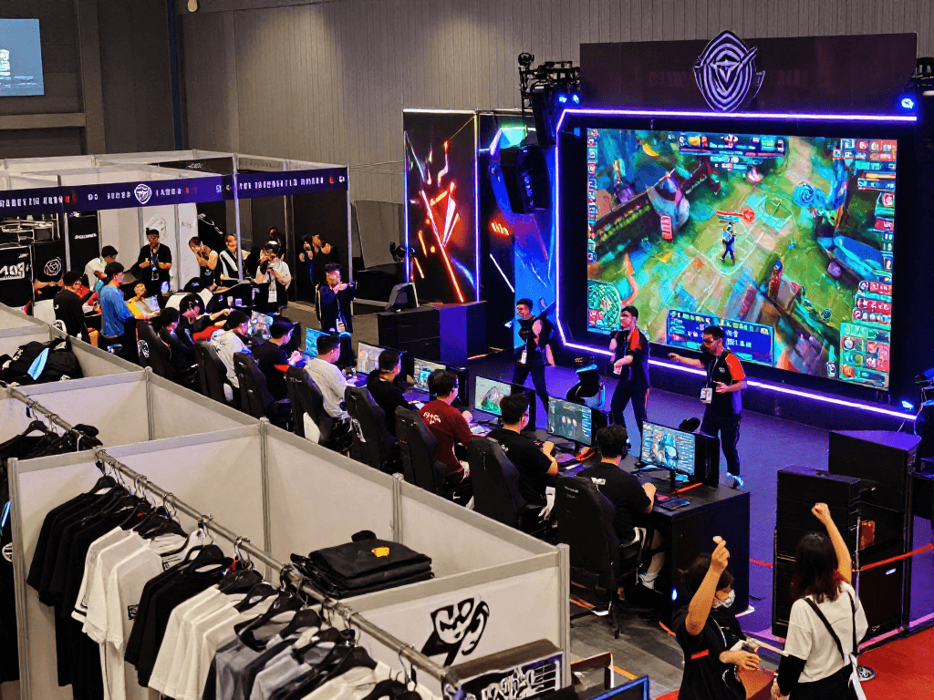 Suasana turnamen esports dengan penonton bersemangat dan pemain profesional dalam aksi, kangbet menjadi tema utama.